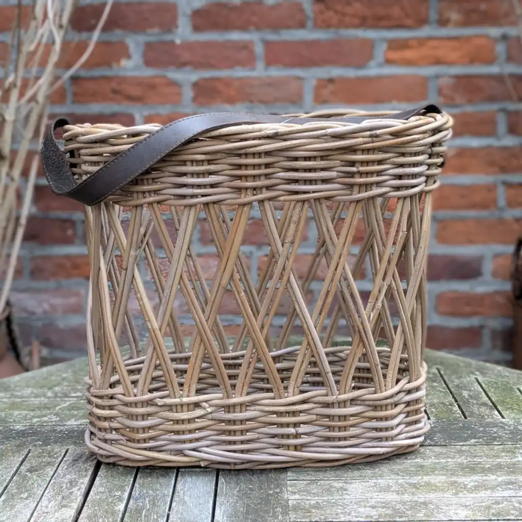 Stoere rotan mand met leren hengsels